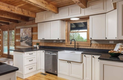 Harrison Cabin | Lakeside Cabin minutes from major wedding venues - POOL and 10 person swim spa