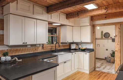 Harrison Cabin | Lakeside Cabin minutes from major wedding venues - POOL and 10 person swim spa