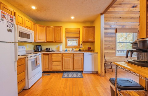 Primrose Cabin | Lakeside Cabin: Private Dock - Canoe & Kayaks - HotTub -PetFriendly -Arcade Game