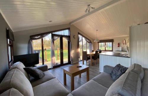 Bethersden Ski Chalet | Lakeside cabin set in the Kentish countryside