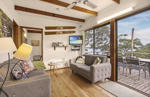 Nungurner Cabin | Lakeside cabin with captivating views, free kayaks, close to Metung Hot Springs