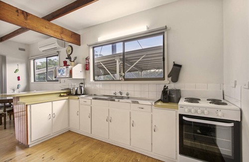 Nungurner Cabin | Lakeside cabin with captivating views, free kayaks, close to Metung Hot Springs