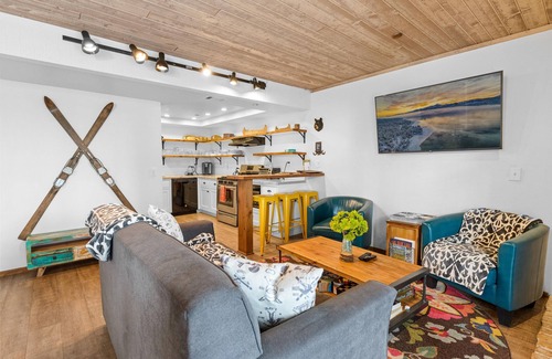 Big Bear Lake Condo | Lakeside condo with two queen suites, access to shared pool, tennis and gym!