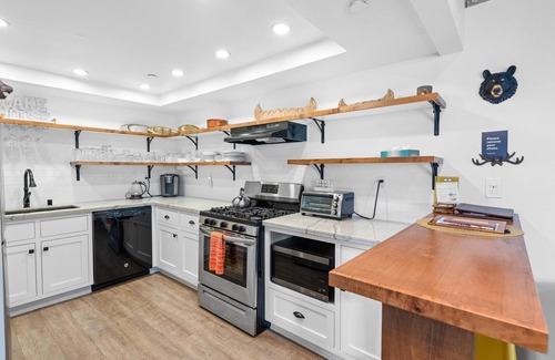 Big Bear Lake Condo | Lakeside condo with two queen suites, access to shared pool, tennis and gym!