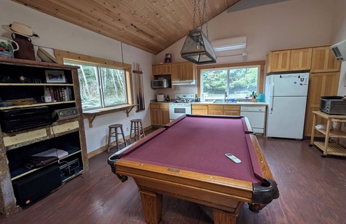 Long Beach Cottage | Lakeside Cottage -Coastal Retreat–30+ Day Stay; Creatives, Remote Workers & More