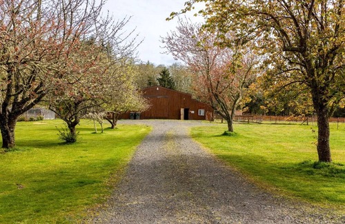 Long Beach Cottage | Lakeside Cottage -Coastal Retreat–30+ Day Stay; Creatives, Remote Workers & More