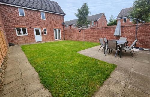 Eastleigh House | Lakeside-Dakota 3bed house 2bath parking M27 J5 Southampton Airport sleeps 6