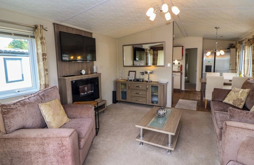 Warton Cottage | LAKESIDE HAVEN, pet friendly, with a garden in Carnforth