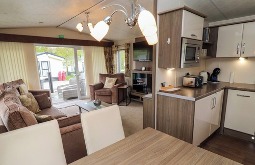Warton Cottage | LAKESIDE HAVEN, pet friendly, with a garden in Carnforth