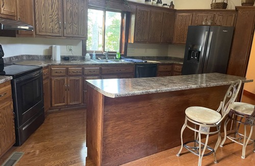 Tompkinsville House | Lakeside Hideaway - Beautiful country setting just minutes from town