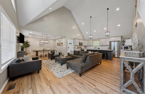 Westview House | Lakeside Home - Pool Table - Fire Pit - Sleeps 12