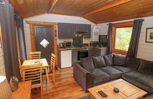 Knott End-on-Sea Cottage | LAKESIDE LODGE, pet friendly, character holiday cottage in Garstang