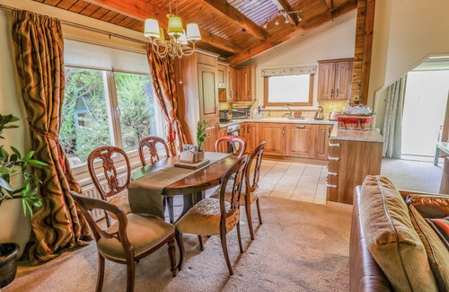 Tattershall Cottage | LAKESIDE LODGE RETREAT, pet friendly, with hot tub in Tattershall