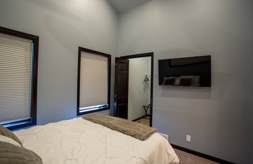 Fairmont Cabin | Lakeside luxury condo