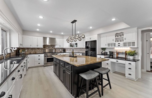 Plymouth House | Lakeside Luxury for Every Kind of Guest - - 5-Bedroom Escape for Making Memories