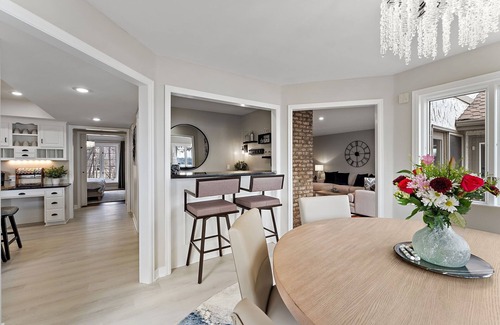 Plymouth House | Lakeside Luxury for Every Kind of Guest - - 5-Bedroom Escape for Making Memories