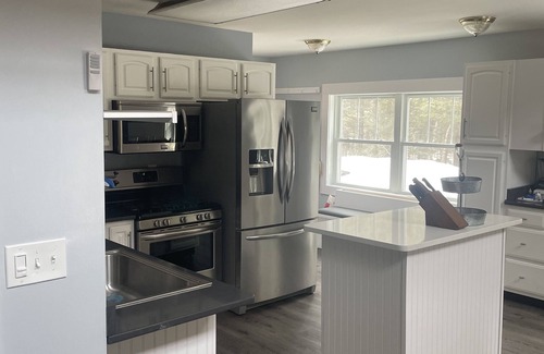 Bingham Cottage | Lakeside retreat for your Maine adventure!
