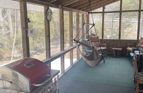 Bingham Cottage | Lakeside retreat for your Maine adventure!