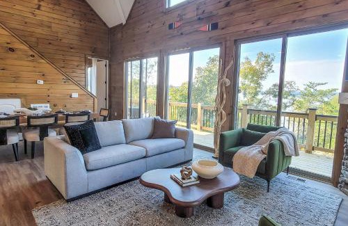 Sevierville House | Lakeside Serenity