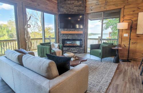 Sevierville House | Lakeside Serenity