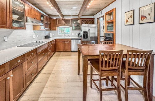 Reed Creek House | Lakeside & the Livin’s Easy! Fam Fun on the lake!