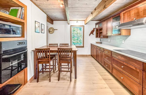 Reed Creek House | Lakeside & the Livin’s Easy! Fam Fun on the lake!