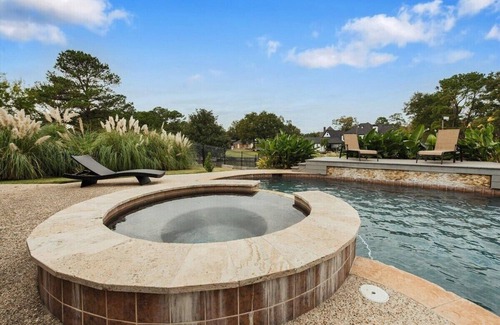 Atascocita House | Lakeside Villa with Pool & Spa 30 Mins Downtown