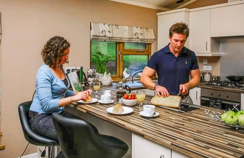 Westcott Ski Chalet | Lakeside Willow Lodge