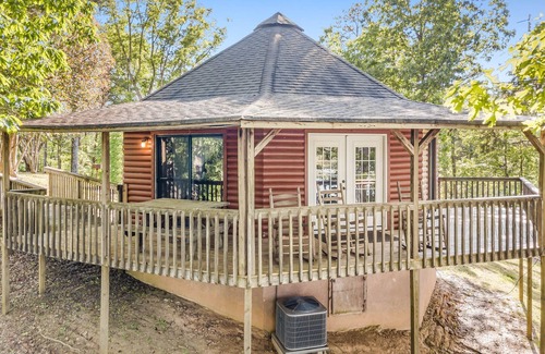 Ellijay Cabin | Lakeview Cabin #5 at Carters Lake, includes free boat slip at the marina