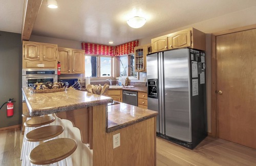 Ridgewood House | Lakeview Hideaway – 3 BDR for 8 in Incredible Location w/Private Hot Tub!