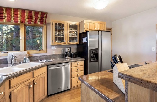 Ridgewood House | Lakeview Hideaway – 3 BDR for 8 in Incredible Location w/Private Hot Tub!