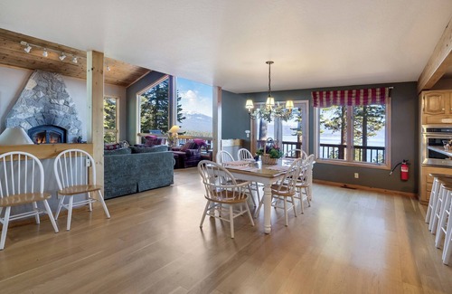 Ridgewood House | Lakeview Hideaway – 3 BDR for 8 in Incredible Location w/Private Hot Tub!