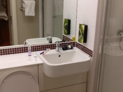 Glemsford Hotel | Lakeview Manor Retreat