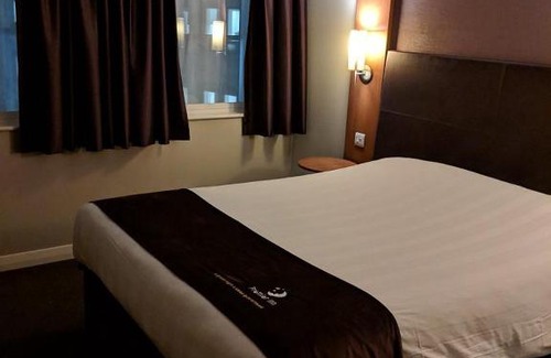 Glemsford Hotel | Lakeview Manor Retreat