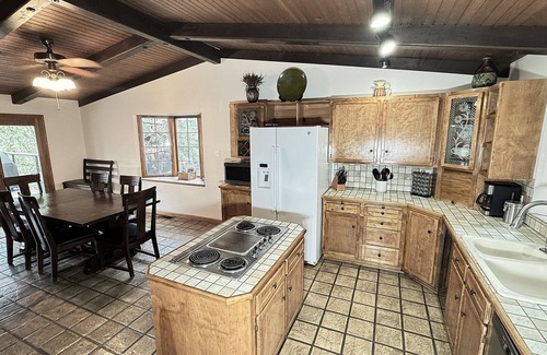 Lakehead House | Lakeview, Pool Table, Marina Close, Sleeps 16 - Shasta Lakeshore Retreat #8