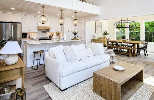 Maynardville House | Lakin' It Easy