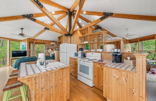 Mentone Cabin | L’Amour Rock-one of a kind stay on the edge