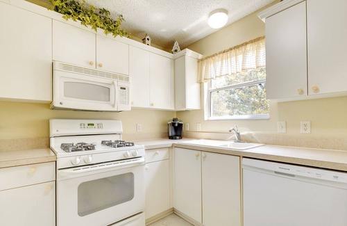 Lynnhaven Cottage | Lanai & Golf Cart: The Villages Vacation Rental!