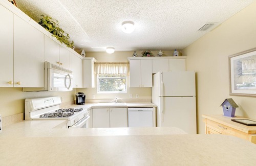 Lynnhaven Cottage | Lanai & Golf Cart: The Villages Vacation Rental!