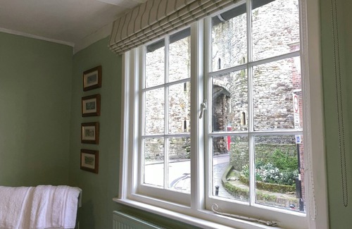 Rye Cottage | Landgate Cottage is opposite the 14th Century entrance to historic Rye town