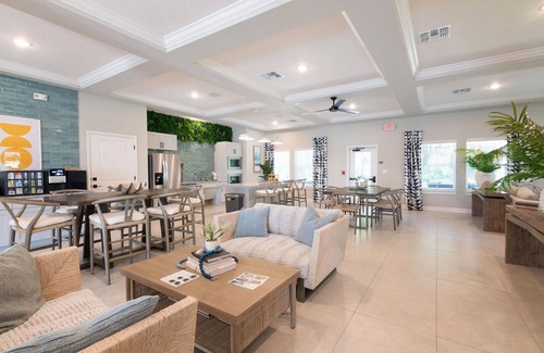 Newberry Apartment | Landing | Amazing 2BD, Pool, Gym