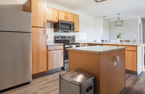 Eureka Apartment | Landing | Amazing 2BD, Pool, Clubhouse