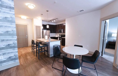 Crestline Heights Apartment | Landing at 4700 Colonnade - 2 Bedrooms in Overton