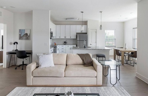 Athens Apartment | Landing | Beautiful 3BD, Gym, Yoga Studio