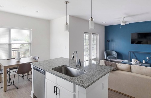 Athens Apartment | Landing | Beautiful 3BD, Gym, Yoga Studio