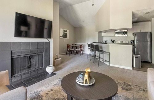 Sunbeam Apartment | Landing | Chic 2BD, Gym, Courtyard