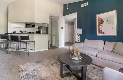 Sunbeam Apartment | Landing | Chic 2BD, Gym, Courtyard