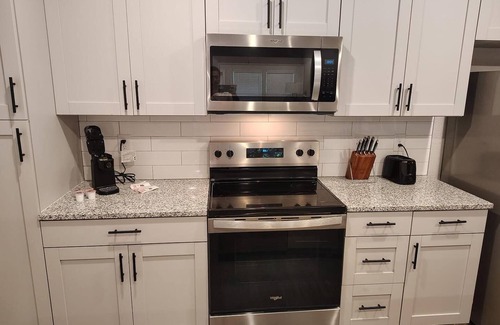 Newberry Apartment | Landing | Modern 2BD, Gym, Pool