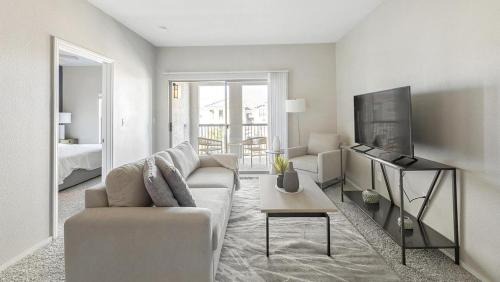 North Las Vegas Apartment | Landing Modern Apartment with Amazing Amenities (ID1256X519)