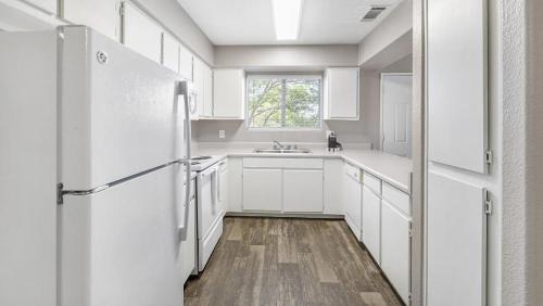 Sunrise Manor Apartment | Landing Modern Apartment with Amazing Amenities (ID1009X961)